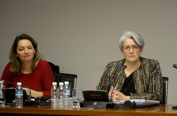 Lourdes Goicoechea y la jefa de gabinete de su departamento, Raquel Pérez, en la comisión de investigación. (Iñigo URIZ/ARGAZKI PRESS)