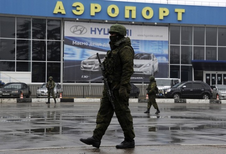 Hombres armados en el exterior del aeropuerto de la capital de Crimea. (Viktor DRACHEV/AFP PHOTO)