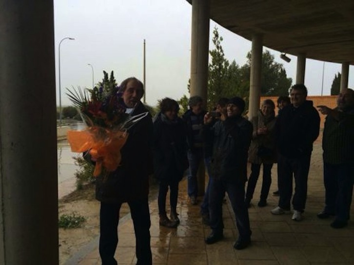Gorka Zulaika, con un ramo de flores a la salida de la cárcel. (@pasaia_ezke)