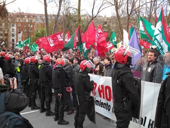 La manifestación, detenida por la Ertzaintza en el Puente Euskalduna. (ARGAZKI PRESS)