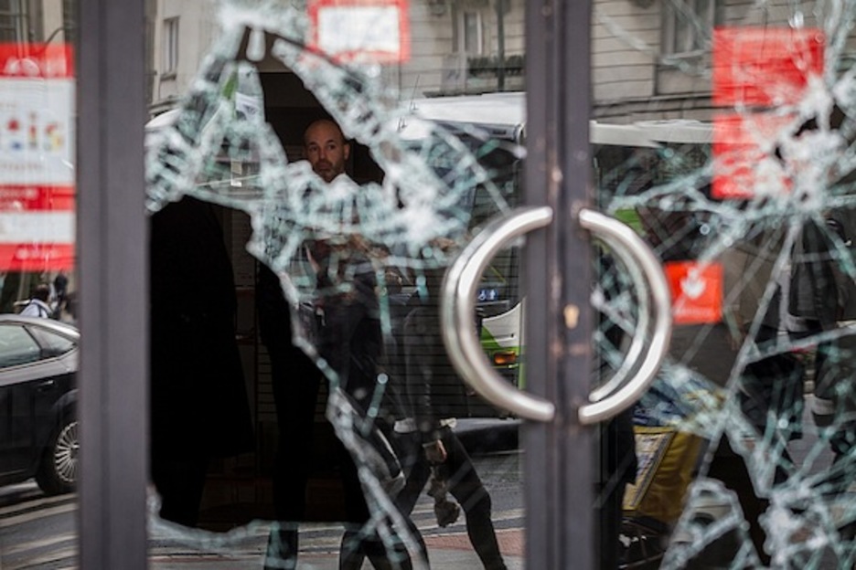 Grupos de personas han atacado comercios y sucursales bancarias. (Aritz LOIOLA/ARGAZKI PRESS)