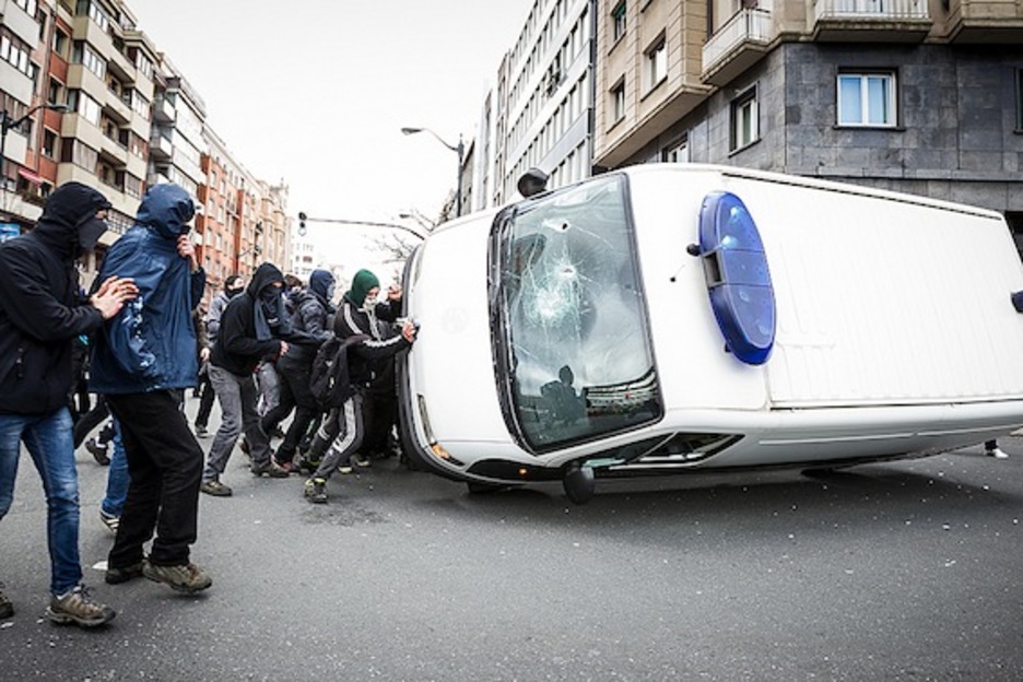Ataque contra un vehículo de la Policía Municipal de Bilbo. (Aritz LOIOLA/ARGAZKI PRESS)
