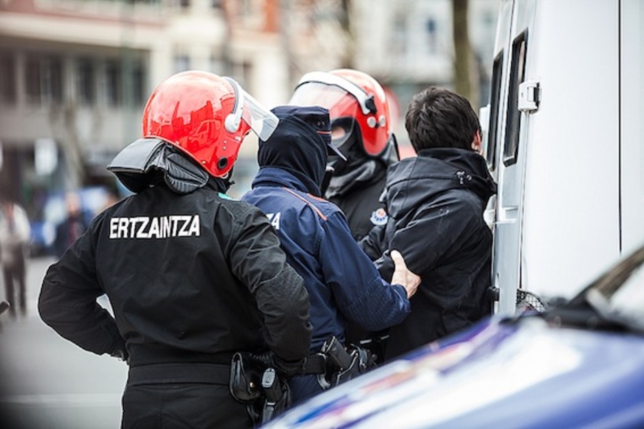 La Ertzaintza, arrestando a un joven en la Plaza Euskadi. (Aritz LOIOLA/ARGAZKI PRESS)