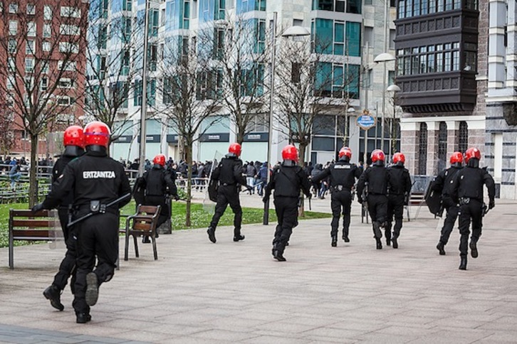 Siete personas fueron detenidas en las protestas de ayer contra el foro económico celebrado en el Guggenheim. (Aritz LOIOLA/ARGAZKI PRESS)