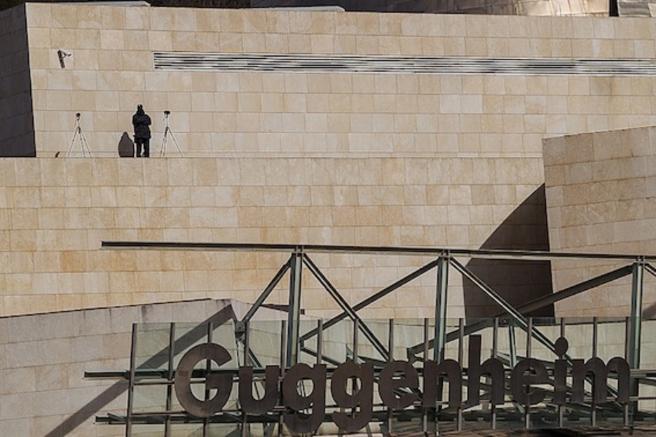 Un ertzaina, sobre el tejado del Guggenheim. (Aritz LOIOLA/ARGAZKI PRESS)