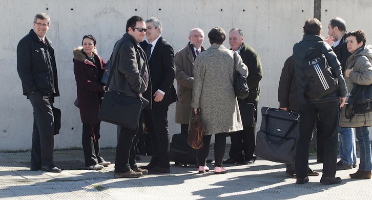 Procesados y abogados aguardan antes de entrar en la Audiencia Nacional. (J. DANAE/ARGAZKI PRESS)