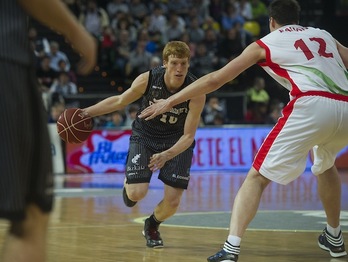 Alberto Díaz ha disputado sus primeros minutos con Bilbao Basket. (Luis JAUREGIALTZO / ARGAZKI PRESS)