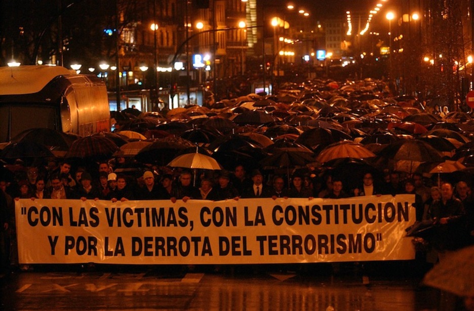 <strong>«Con las víctimas, con la Constitución, contra el terrorismo»</strong> es el lema de las manfiestaciones convocadas por el Gobierno español y secundadas por la casi totalidad de partidos. (J.C. RUIZ / ARGAZKI PRESS)