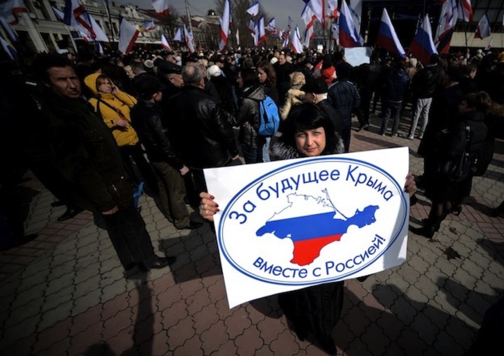 Movilización prorrusa en las calles de la capital de Crimea, Simferopol. (Filippo MONTEFORTE / AFP PHOTO) 