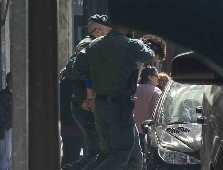 La Guardia Civil se lleva a Asier González esposado de la «herriko» de Santutxu. (Monika DEL VALLE/ARGAZKI PRESS)