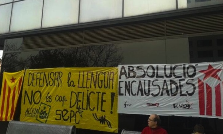 Pancartas en la concentración ante los juzgados de Sabadell. (@SEPC_nacional)