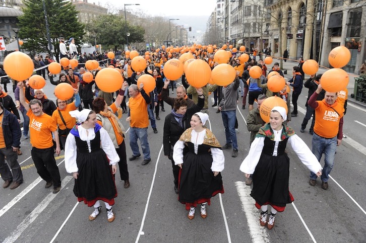 Puxika laranjaz bete dute Bulebarra herritarrek 13.00etan. (Jon URBE / ARGZKI PRESS)