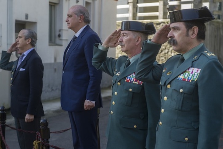 El ministro español de Interior, Jorge Fernández Díaz, durante su visita al cuartel de La Salve, en Bilbo. (Luis JAUREGIALTZO/ARGAZKI PRESS)