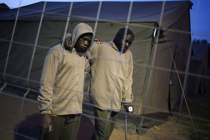 Dos de los inmigrantes que este martes saltaron la valla en Melilla. (José COLÓN / AFP PHOTO)