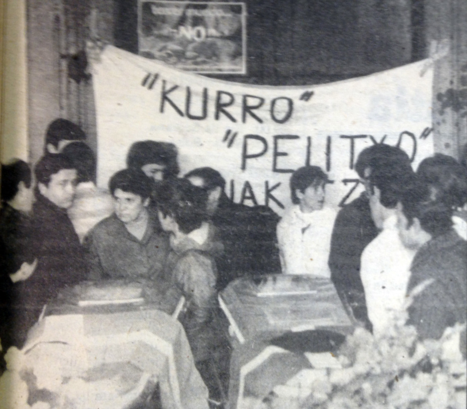 [24 de marzo] Centenares de amigos y vecinos de Azpeitia se acercaron a los soportales del Ayuntamiento para despedir a ‘Kurro’ y ‘Pelitxo’. (‘EGIN’)