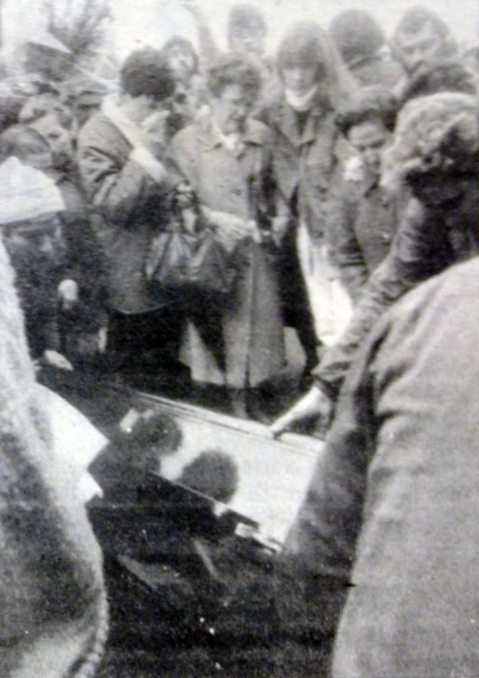 [24 de marzo] El Eusko Gudariak y las lágrimas se mezclaron en el entierro de Rafael Delas. (‘EGIN’)