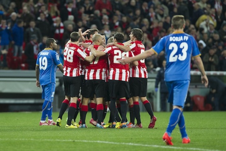 Los jugadores del Athletic celebran un gol en un partido anterior. (Luis JAUREGIALTZO/ARGAZKI PRESS)