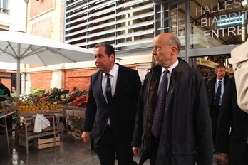 Alain Juppé (derecha) y Max Brisson, esta mañana en el mercado de Biarritz. (Aurore LUCAS)