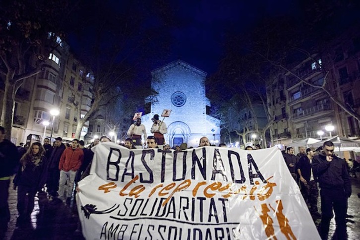 Una manifestación de apoyo a los procesados recorrió las calles del barrio de Gràcia el pasado sábado. (Víctor SERRI)