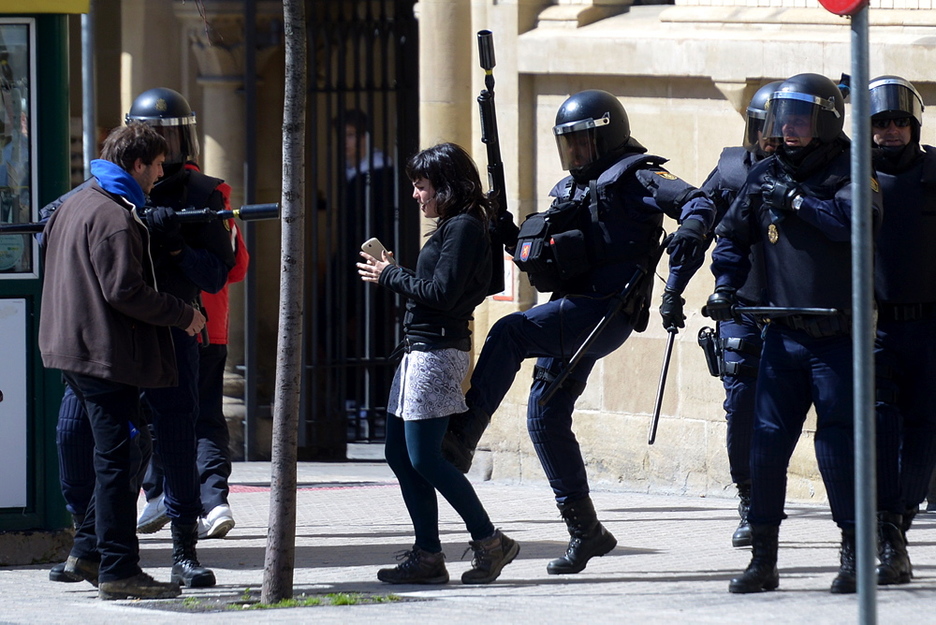 Polizia espainola, Iruñean, ikasleak kolpatzen. (Iñigo URIZ/ARGAZKI PRESS)