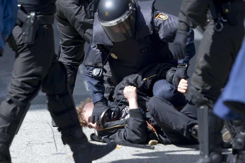 Polizia gogor oldartu da manifestarien aurka. (Iñigo URIZ/ARGAZKI PRESS)