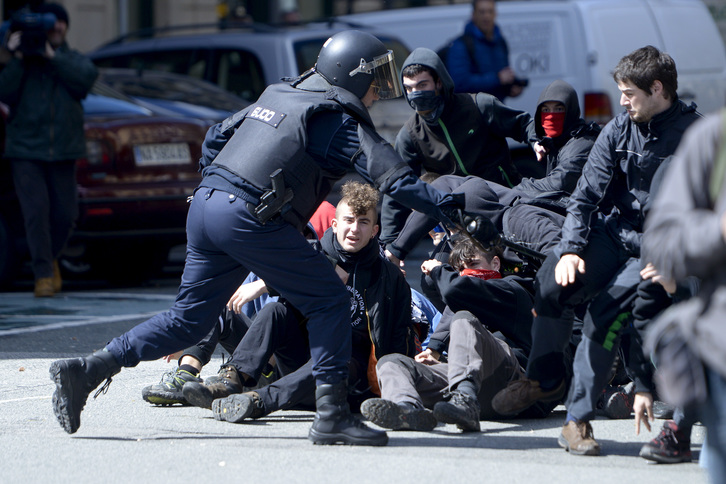 La Policía española actuó con dureza contra los manifestantes. (Iñigo URIZ/ARGAZKI PRESS)