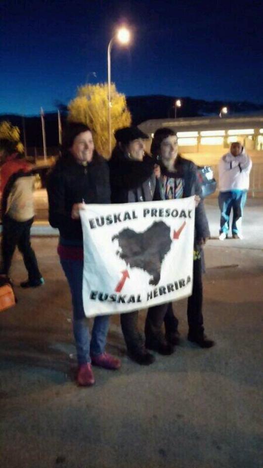 Iragorri, Pinedo y Mujika, tras abandonar la prisión. (@gazteiraultza)