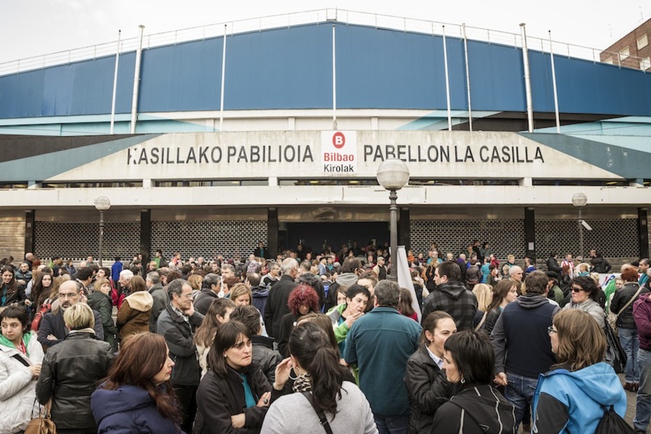 Marea de personas en el exterior de La Casilla, a la espera de la apertura de puertas. (Aritz LOIOLA/ARGAZKI PRESS)