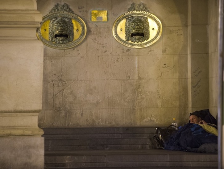 Un hombre se dispone a pasar la noche en la plaza de Correos de Gasteiz. (Juanan RUIZ/ARGAZKI PRESS)