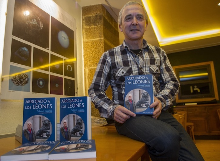 Sabino Cuadra con su libro, ‘Arrojado a los leones’. (Juanan RUIZ/ARGAZKI PRESS)