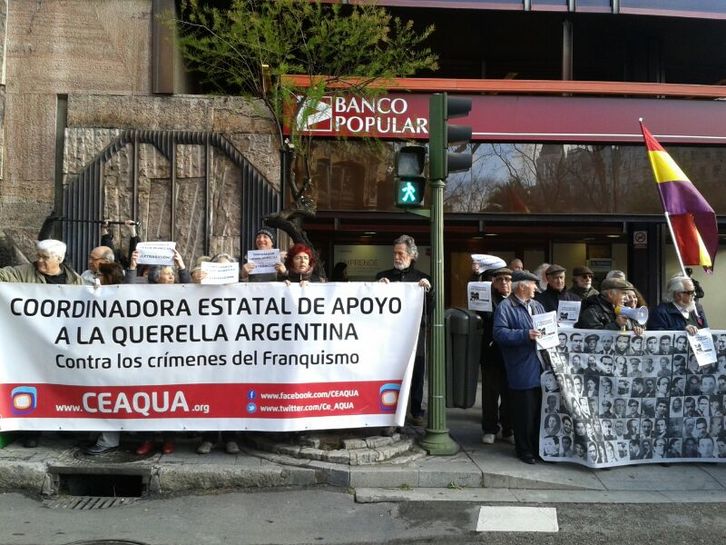 Concentración de la Coordinadora Estatal de Apoyo a la Querella Argentina frente a la AN. (@albertopradilla)