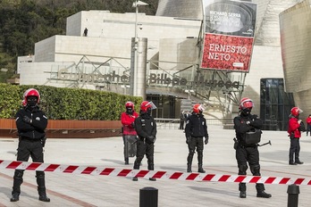 Cordón policial frente al Guggenheim durante el foro económico. (Aritz LOIOLA/ARGAZKI PRESS)