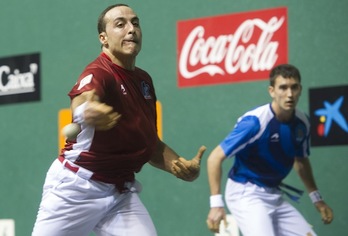 Irujo golpea la pelota ante la mirada de Urrutikoetxea. (Jagoba MANTEROLA / ARGAZKI PRESS)