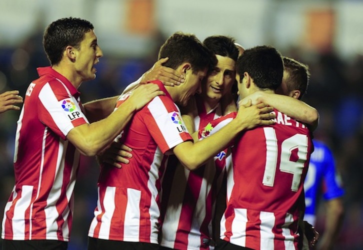 Los jugadores del Athletic celebran uno de los goles de Aduriz. (José JORDÁN/AFP PHOTO)
