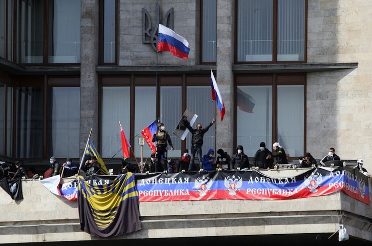 Activistas pro rusos en Donetsk. (Alexander KHUDOTEPLY/AFP)