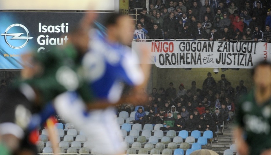 10 de abril. La afición vasca se vuelca en la denuncia por la muerte de Cabacas. En la imagen, cartel en Anoeta durante el partido ante el Betis. (Jon URBE/ARGAZKI PRESS)