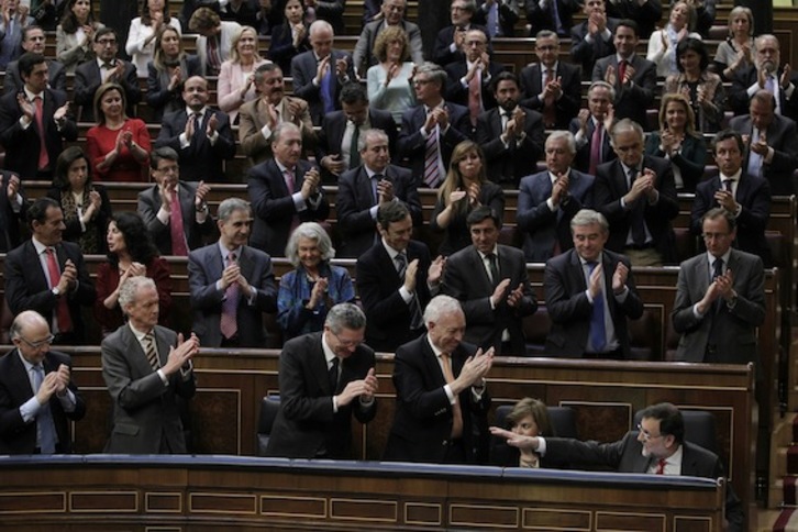 Rajoy, aplaudido por los miembros de su bancada. (J. DANAE/ARGAZKI PRESS)