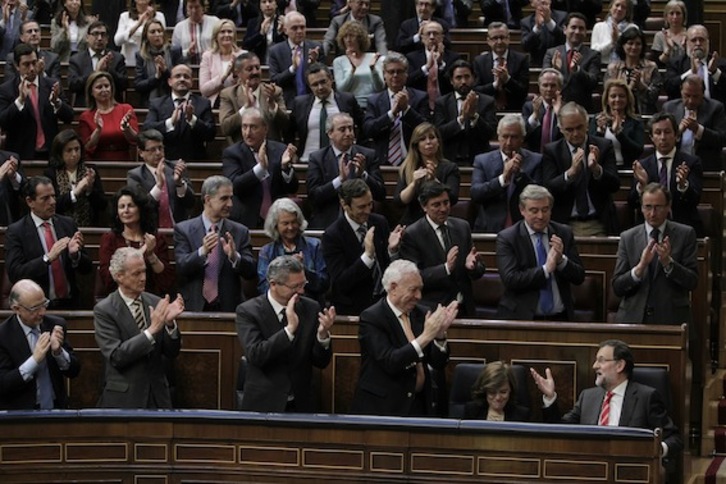 La bancada del PP aplaude al presidente del Gobierno español, Mariano Rajoy. (J. DANAE/ARGAZKI PRESS)
