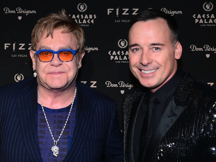 Elton John y su pareja, David Furnish, en Las Vegas, durante la celebración del cumpleaños del músico, el 29 de marzo. (Ethan MILLER/AFP)