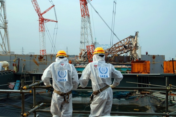 Dos inspectores de la Agencia Internaiconal de la Energía Atómica, en la central de Fukushima, hace un año. (AFP)