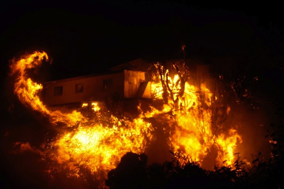 El fuego engulle una vivienda en plena noche. (Felipe GAMBOA/AFP)