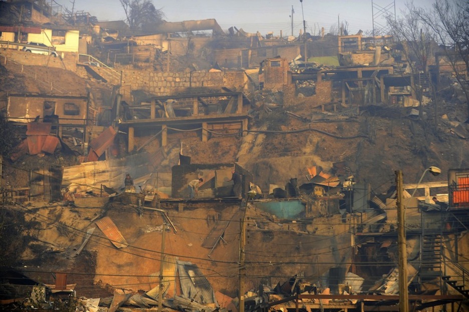 Viviendas totalmente calcinadas a consecuencia del incendio. (Sebastian VILLAROEL/AFP)