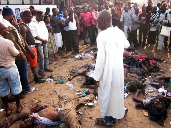 Leherketaren ondorioz hil direnen gorpuen inguruan bildu dira nigeriarrak. (AFP)