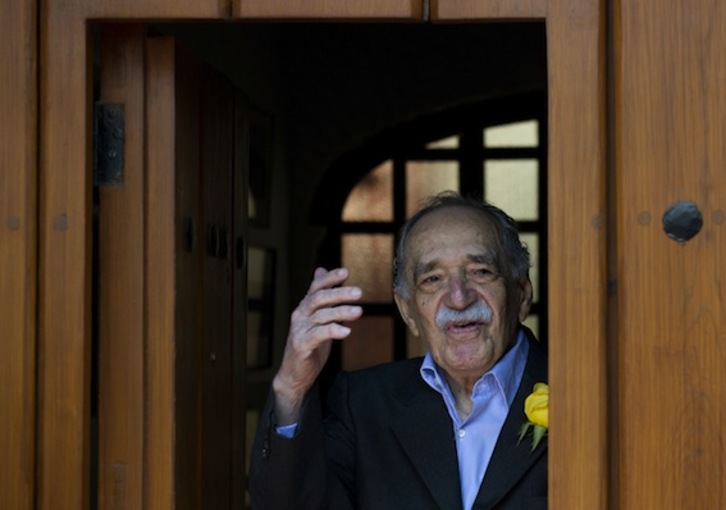 Gabriel García Márquez saludando a los periodistas el día de su cumpleaños, el pasado 6 de marzo. (Yuri CORTEZ/AFP PHOTO)