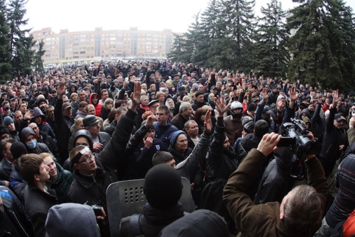 Manifestantes prorrusos en la ciudad de Gorlovka, en la región de Donetsk. (Alexander KHUDOTEPLY/AFP PHOTO)