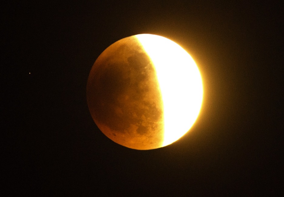 La principal característica de este acontecimiento es ver colorearse la Luna, pasando del marrón al anaranjado, hasta llegar a un tono más rojizo. (Joe KLAMAR/AFP)