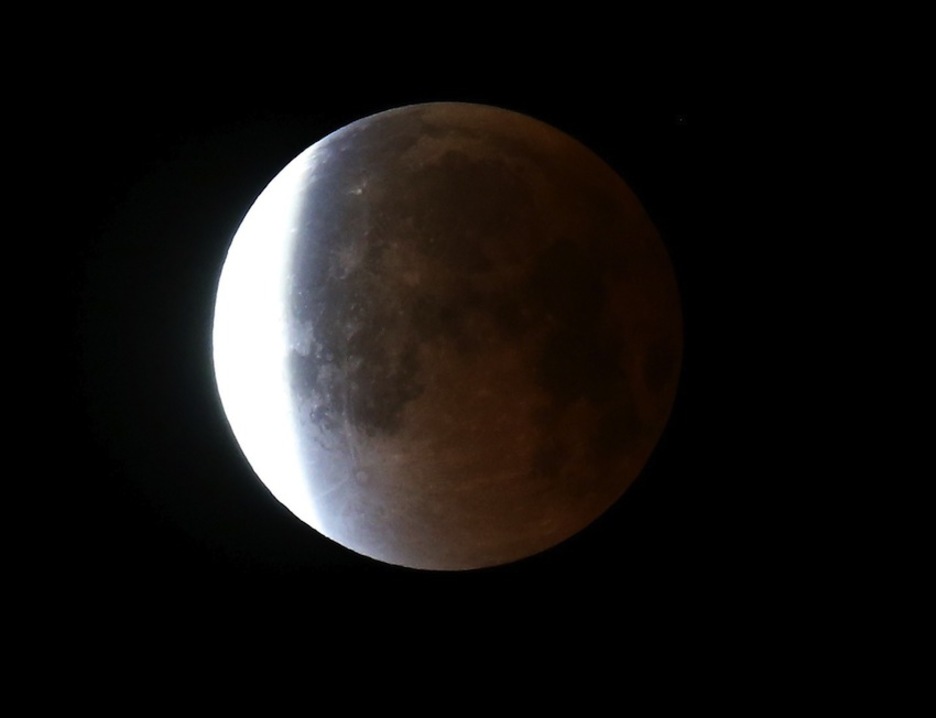 La Luna, cuando ha iniciado el cambio de su tonalidad. (Joe RAEDLE/AFP)