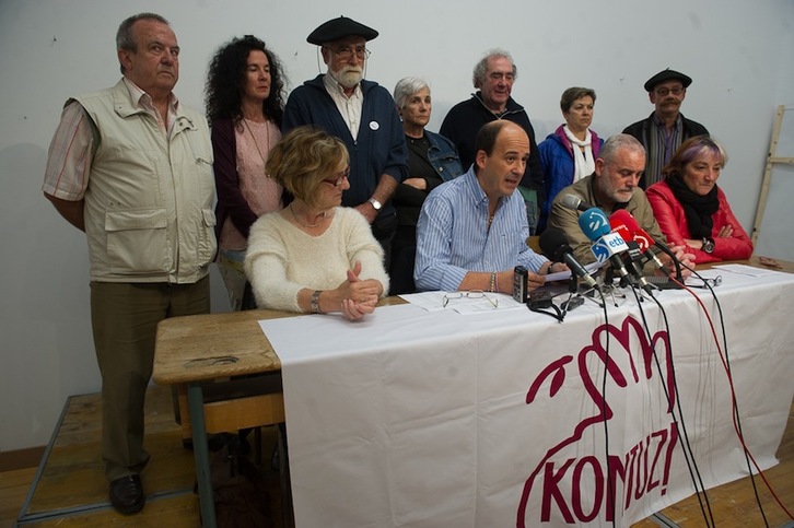 Los representantes de Kontuz, en la comparecencia de hoy. (Jagoba MANTEROLA/ARGAZKI PRESS)