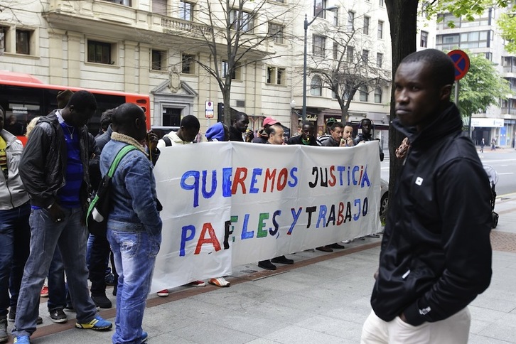Concentración de las personas estafadas frente a la subdelegación del Gobierno español en Bilbo. (ARGAZKI PRESS)