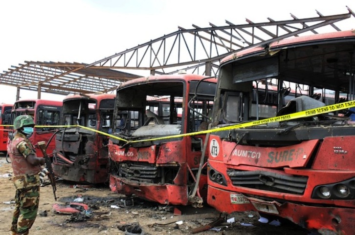 Autobuses destrozados tras el ataque a la estación de Abuja. (AFP PHOTO)